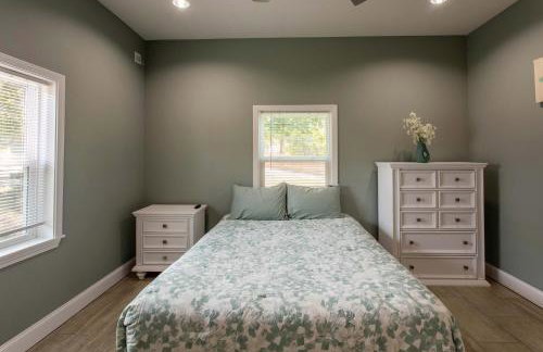 3BR House By Lake with BBQ Fire Pit & EV Charger - Foto 31