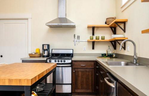 Cozy Laurelhurst Retreat - Photo 3