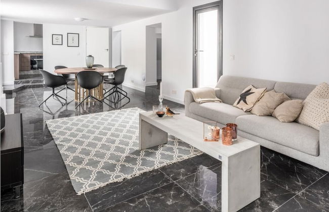 Magnificent And Modern Decorated Villa - Photo 18