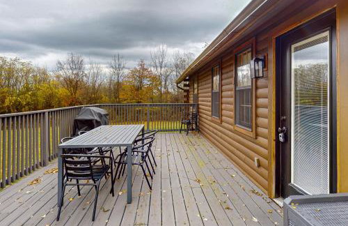 Modern Log Cabin with Vineyard Views - Foto 33