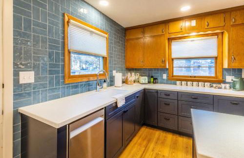 Family Retreat with Hot Tub, Game Room & Prime Location - Foto 44