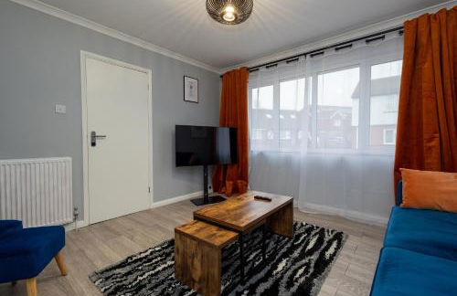 Cozy 2-Bed Detached Bungalow with Parking Woking - Photo 15