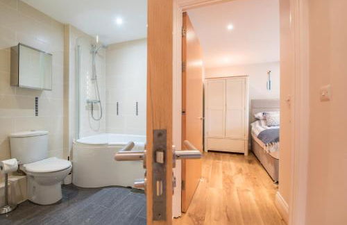 Beautiful Central Tenby Apartment with free parking - Photo 10