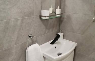 Newly Renovated Cosy 1 bed flat, 4 minutes walk to Town Centre, 3 minutes walk to the train station, Free parking, Modern, fresh and spacious living room, Netflix ready smart TV, Wifi - Photo 13