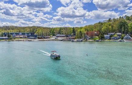 Beautiful Torch Lake House with Beach Access home - Foto 49