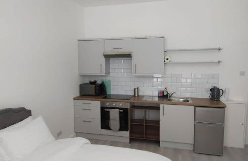 Modern Studio in Fratton, Portsmouth - Contractors Welcome #1 - Photo 2