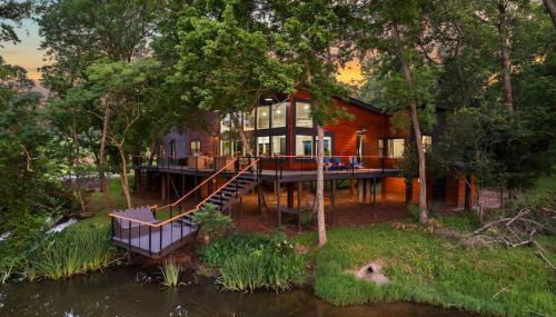 LUX Treehouse on Private Lake next to Lake Conroe with Game room, Paddleboards, Lake Views, and more! - Foto 2