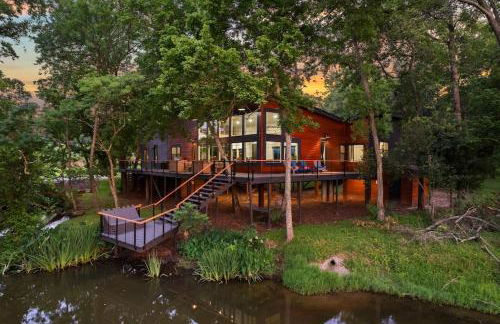 LUX Treehouse on Private Lake next to Lake Conroe with Game room, Paddleboards, Lake Views, and more! - Foto 2