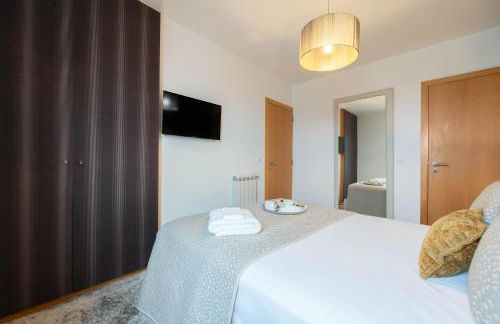 Modern Flat with Balcony & Garage by HostWise - Foto 15