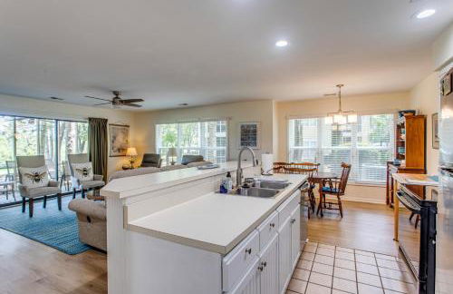 Condo with Golf Course Views Less Than 1 Mi to Sunset Beach! - Foto 4