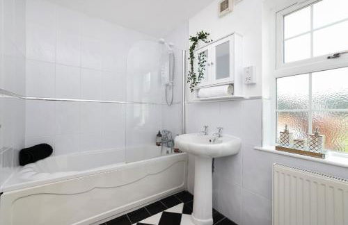 JOIVY Greenknowes Estate with Hot Tub and Bar - Farmhouse and Lodge - Photo 67