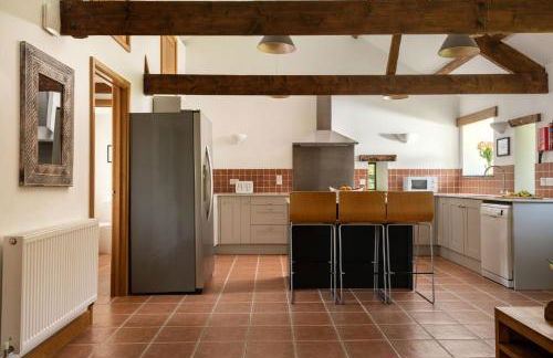 Corn Barn at East Trenean Farm -Luxury Cornish Barn Conversion sleeping 8 with hot tub, private garden, rural views and EV facilities - Foto 3