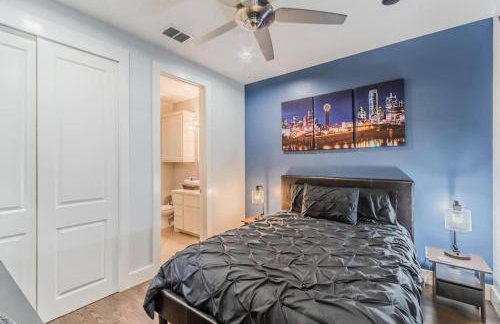 Stunning Townhome Near Uptown - Photo 22