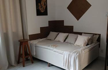 Barra - Espaçoso Apt frente Shopping Barra - 100 m2, 2 quartos, varanda, sala, banheiro e cozinha completa, 2 camas casal, 1 cama de solteiro, 1 sofá cama - Foto 23