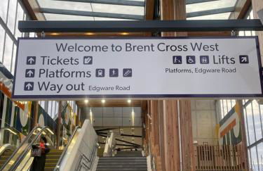 4 bedroom house with Garden, Parking & 3 mins Walking Distance from Train Station - Photo 2