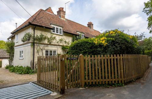 Spacious family cottage with private garden and forest walks - Foto 1