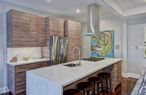 Modern 2BR Condo with Sunroom near Uptown - Foto 8