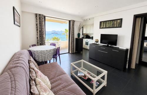1-bedroom beachfront apartment with sea view - Photo 1