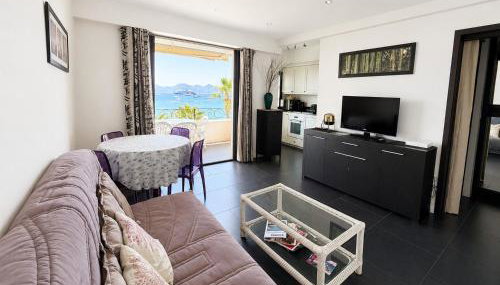 1-bedroom beachfront apartment with sea view - Photo 1