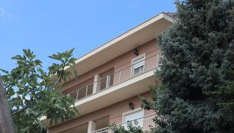 Angela House - Photo 4