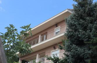 Angela House - Photo 4