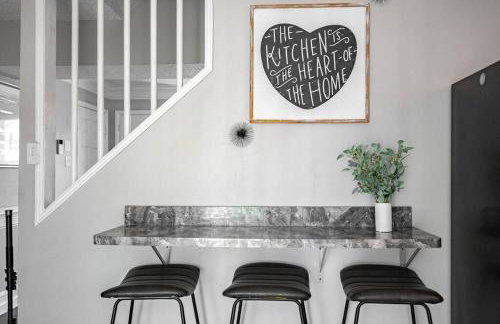 Fly In Style! Charming Townhome 6 Mins from RIC! - Foto 29