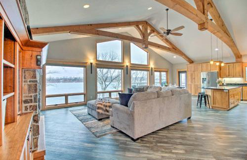 Dock, Hot Tub and Game Room Luxe Lake Latoka Home - Foto 4