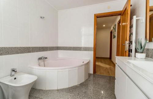 Flor do Mar - Spacious Apartment with Balcony - Foto 13