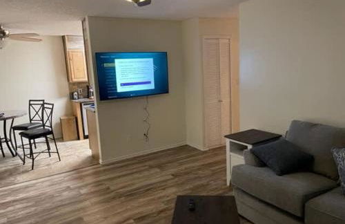 Comfortable downstairs 2 bed next to Fort Sill - Photo 2
