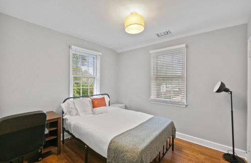 Stately 5BR Historic Retreat - CozySuites - Foto 15