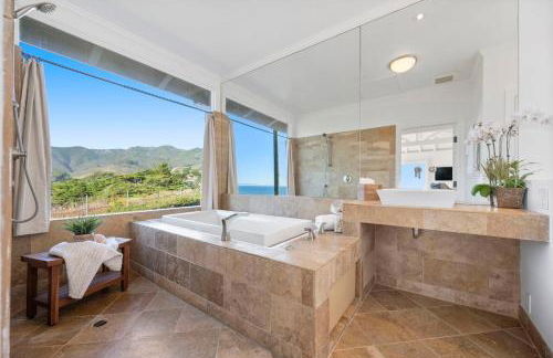 Distinguished Oceanfront Point Estate with Iconic Beach Mountain Vistas - Foto 63