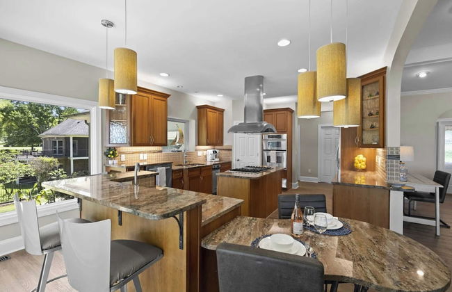 Water, Water Everywhere by Avantstay Pool + Dock - Foto 3