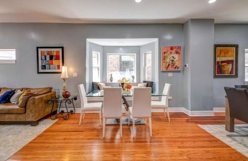 Spacious 5-BR House near Transit w Parking - Foto 9