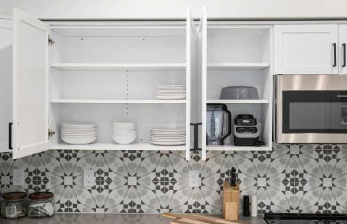 Light-Filled Modern Flat Near 25th Street Fun - Photo 29