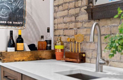 Bus Stop Sally in Historic Walker's Point MKE - Foto 29