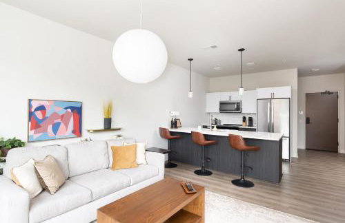 East Side Luxury 1BR Apt - Near Brady St with Balcony and Lounge - Foto 1