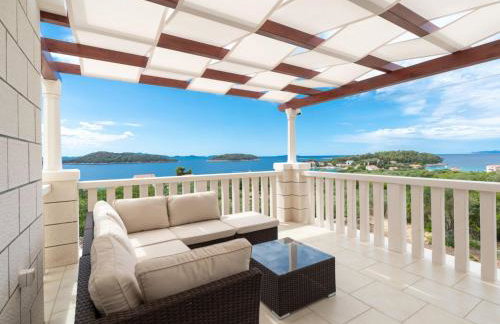 Modern Villa with Pool - Photo 43