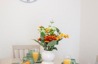 Stylish quaint home hosted by ESONGRACE Stays in Stoke-on-Trent - Perfect for Families - Contractors - Holiday makers - Emergency Housing - Professionals - Foto 8