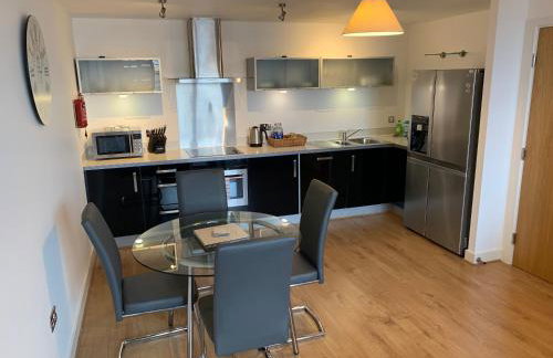 iSTAY APARTMENTS at VIZION - Fully Equipped Modern Serviced Apartments with Balconies, Superfast Broadband, Free Allocated Parking Space, 24h Security, Rooftop Gardens, Located in Central MK - Photo 11