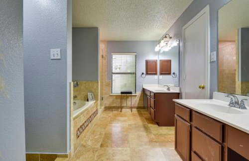 Family-Friendly Arlington Home with Private Yard! - Foto 16