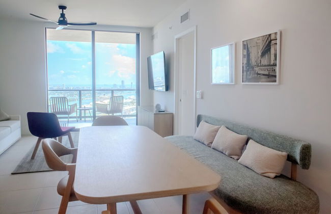 Luxurious Downtown Escape - Photo 26