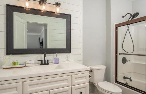 Luxe 4BR Mtn Retreat With Stunning Views Near Ski AndHikes - Foto 25