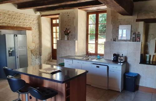 French Farmhouse Retreat with pool & superb views. - Foto 32