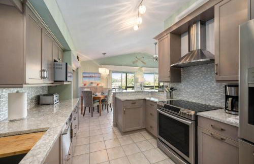 Gulf Access Waterfront Oasis with Heated Pool! Near Beach & Mercato! - Foto 12