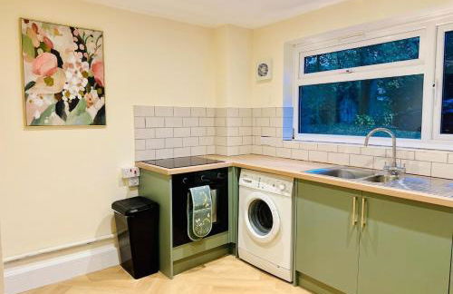 LivinSpace- Modern and spacious 2 bed flat in Central Sutton - Foto 12