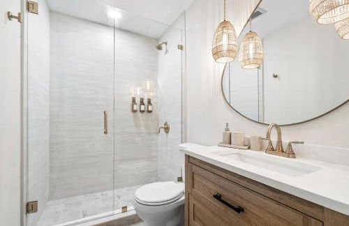 Deluxe Waterfront Villa with BBQ, Pool and Game Room - Photo 27