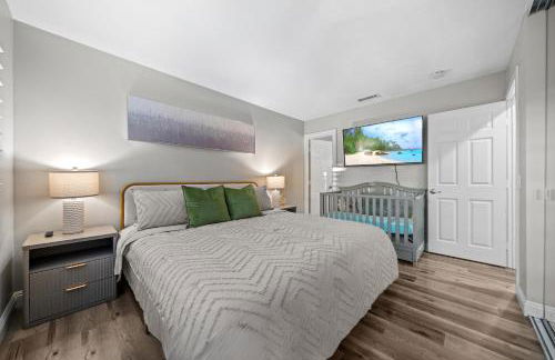 Entire Private Home with 3 Bedrooms 2 Bathrooms, Gated Yard, Garage, Hot Tub, 4-Beds, Golf, Mira Mesa, Available Now - Photo 12