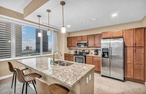 Luxury 13th Floor Condo: Downtown/ Parking 12 /Gym - Photo $