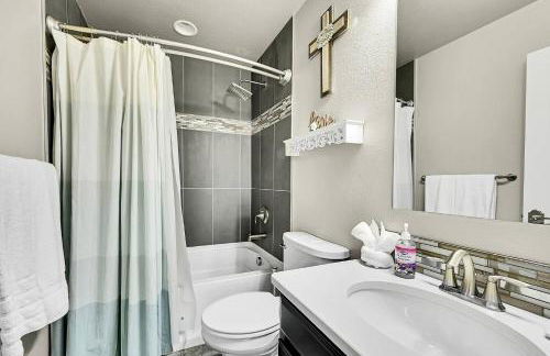 Modern 5BR/3BA Luxury Home|Movie Nights & Comfort - Foto 45