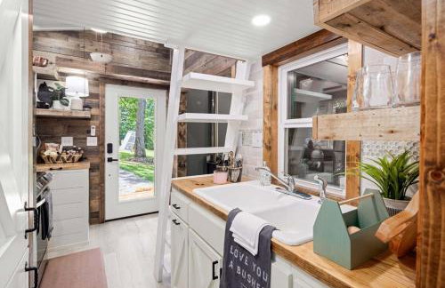 Rustic Cabin Retreat - Cozy Stove & Fresh Eggs - Foto 9